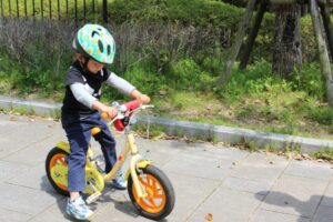 自転車に乗る子供