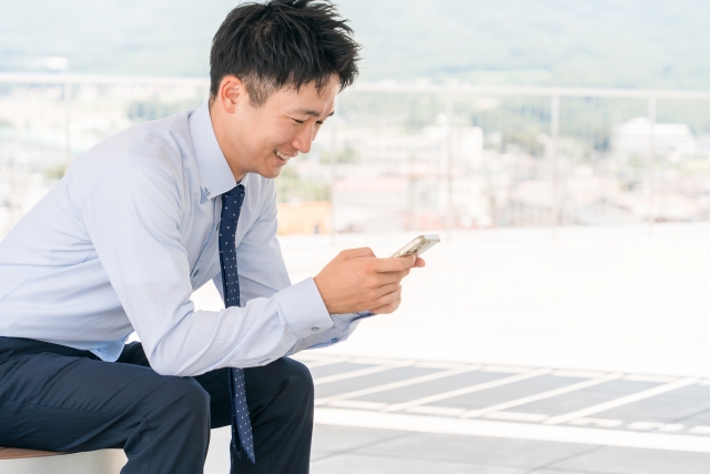 スマホを触る男性