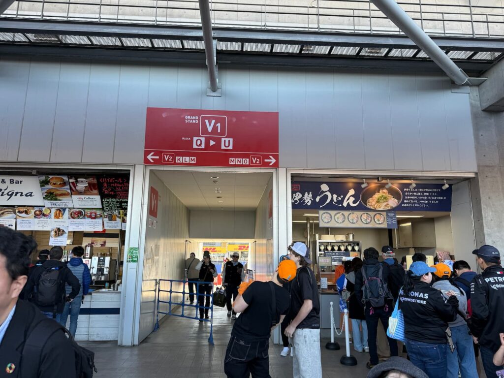 グランドスタンド下　伊勢うどん屋さん